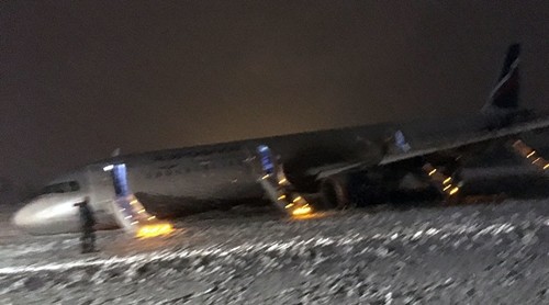 Máy bay gặp sự cố khi hạ cánh trong bão tuyết ở Kaliningrad. Ảnh: RT