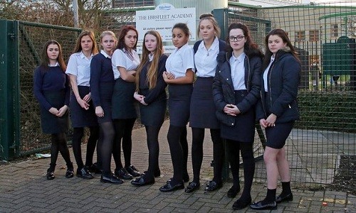 Một nhóm nữ sinh ở Học viện Ebbsfleet bị từ chối cho vào trường vì vi phạm quy định đồng phục. 