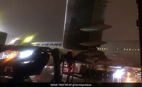 Máy bay PIA đâm máy bay Air France tại đường băng. Ảnh: TWITTER
