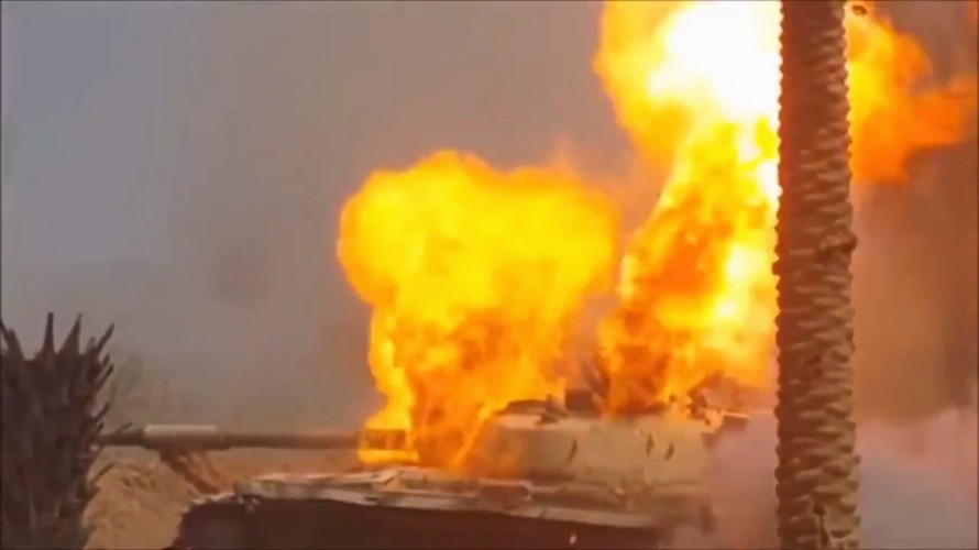 Lính Iraq tháo chạy khỏi xe tăng bốc cháy dữ dội