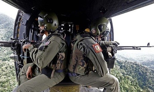 Quân đội Venezuela thường ngồi trực thăng tuần tra khu vực rừng rậm Amazon hẻo lánh. Ảnh: AFP