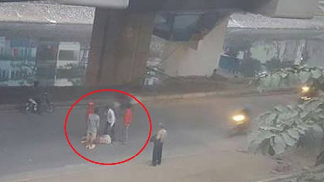 Người đàn ông rơi từ nhà ga đường sắt trên cao xuống nền đường trong sáng nay (6/1). - Ảnh: Nguyen Hong Hai