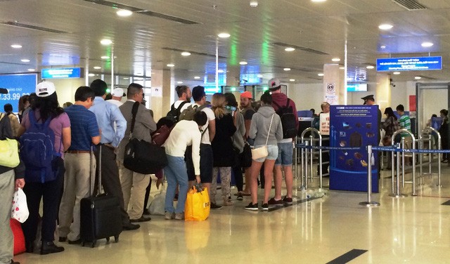 Hành khách làm thủ tục kiểm tra an ninh tại sân bay Tân Sơn Nhất
