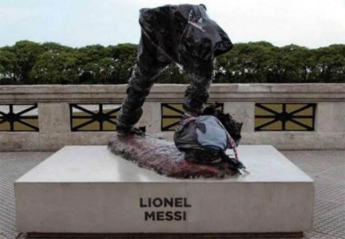 Bức tượng đồng mang hình Messi chỉ còn nửa dưới.