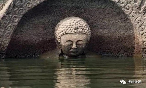 Phần đầu bức tượng Phật nổi trên mặt hồ chứa nước ở tỉnh Giang Tây, Trung Quốc. Ảnh: Wechat.