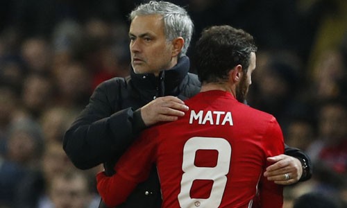 Mourinho không hài lòng với màn vui mừng của các học trò sau khi Mata ghi bàn. Ảnh: Reuters.