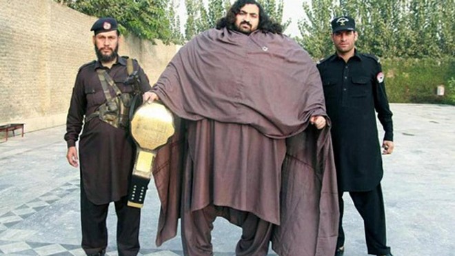 Người khổng lồ Pakistan nặng 436 kg, cao 1,9 mét. Ảnh: Sun