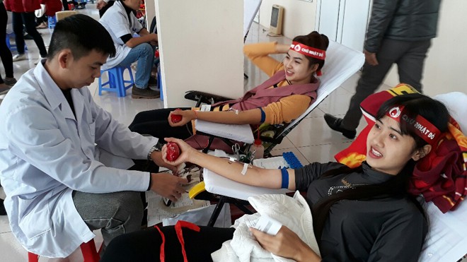 Chủ Nhật Đỏ tại Thanh Hóa: Dùng quạt sưởi ấm cho người hiến máu