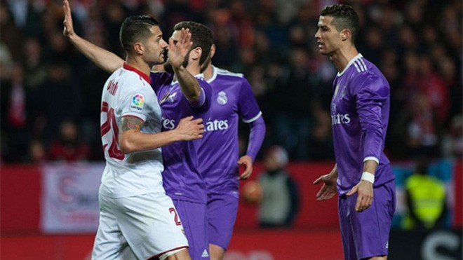 Cầu thủ Sevilla đòi ăn thua đủ với Ronaldo. Ảnh: AFP. 