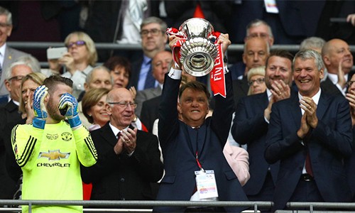 Chiếc Cup FA đoạt được cùng Man Utd mùa trước là danh hiệu cuối cùng trong sự nghiệp cầm quân vẻ vang của Van Gaal. Ảnh: Sky.