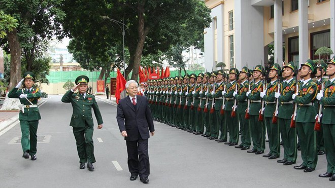Trung tướng Hoàng Xuân Chiến, Ủy viên T.Ư Đảng, Tư lệnh BĐBP tháp tùng Tổng Bí thư Nguyễn Phú Trọng duyệt đội danh dự BĐBP