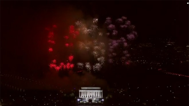Pháo hoa hình chữ 'USA' trong hoà nhạc chào mừng Trump