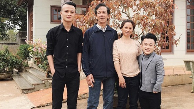 Trần Xuân Tiến và bố mẹ, em trai tại quê nhà.