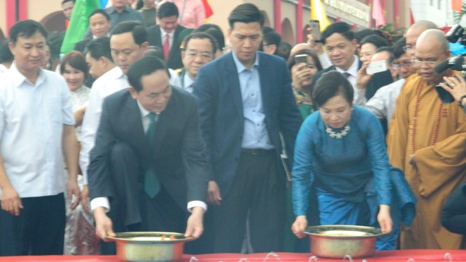 Chủ tịch nước Trần Đại Quang thả cá chép tiễn ông Táo