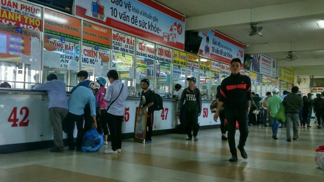 Người dân mua vé tại bến xe Miền Đông.