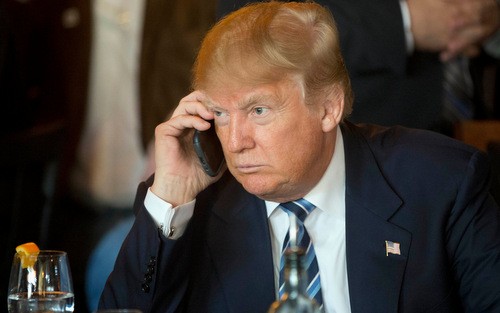 Tổng thống Trump cùng chiếc điện thoại quen thuộc. Ảnh: Softpedia.