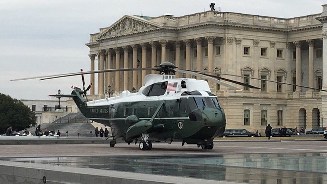 Chiếc trực thăng chở Tổng thống mãn nhiệm Obama và phu nhân chờ sẵn ở cánh đông của Điện Capitol sau lễ nhậm chức của Tổng thống Trump. (Ảnh: Twitter)