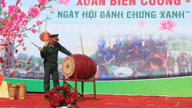 Đại tá Nguyễn Thanh Xuân, Chính ủy BCHQS tỉnh đánh trống khai mạc hội trại