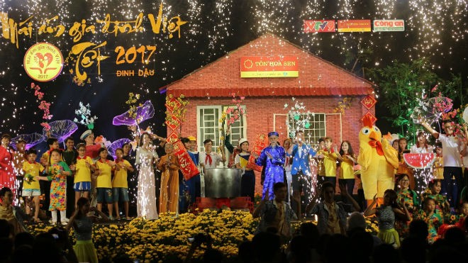 “Mái ấm gia đình Việt” với sự tham gia của nhiều ca sĩ, nhóm nhạc nổi tiếng đã đem đến nhiều niềm vui, hạnh phúc cho hàng nghìn em nhỏ có hoàn cảnh đặc biệt nhân dịp Tết đến.