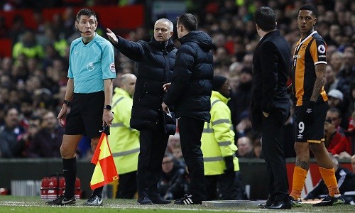 Mourinho không hài lòng về cách các trọng tài đối xử với ông. Ảnh: Reuters.