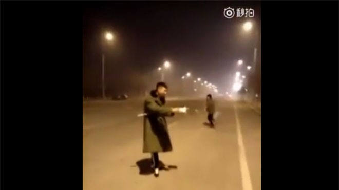 Hai thanh niên Trung Quốc bắn nhau bằng pháo hoa