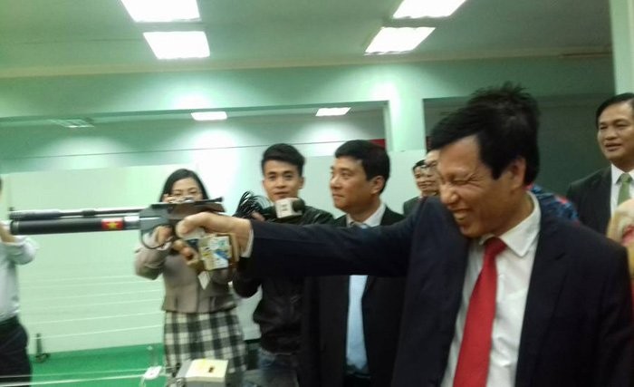 Bộ trưởng thử tài bắn súng, Hoàng Xuân Vinh tròn mắt