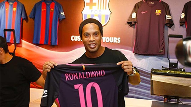 Sự trở lại của Ronaldinho được chờ đợi sẽ giúp Barca mở rộng thị phần ở những miền đất mới, và cũng cố vị thế ở những nơi đã có đông đảo người hâm mộ. Ảnh: AFP.