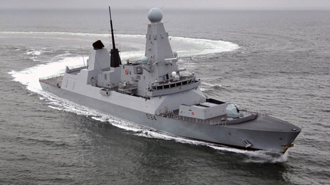 Tàu HMS Diamond lớp Type-45 tập cơ động trên biển. Ảnh: Wikipedia.