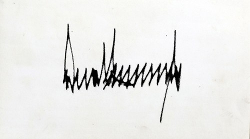Chữ ký của Donald Trump. Ảnh: CNN
