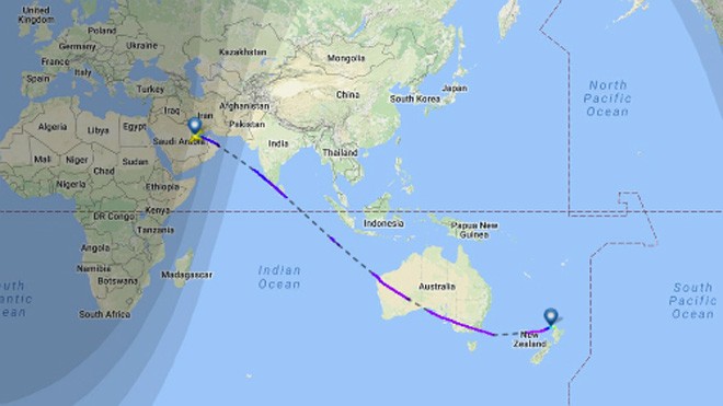 Đường bay của chuyến bay mang số hiệu QR920 từ Doha tới Auckland. Ảnh: Inverse.