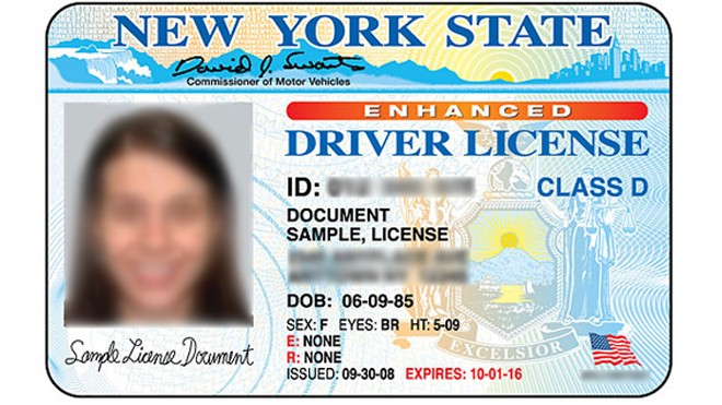 Bằng lái của một nữ tài xế tại bang New York, Mỹ, với thời hạn 8 năm.