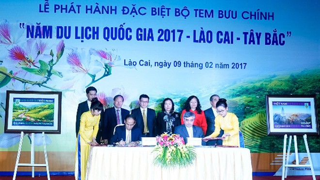 Lãnh đạo Bộ TT&TT và UBND tỉnh Lào Cai ký kết phát hành bộ tem đặc biệt.
