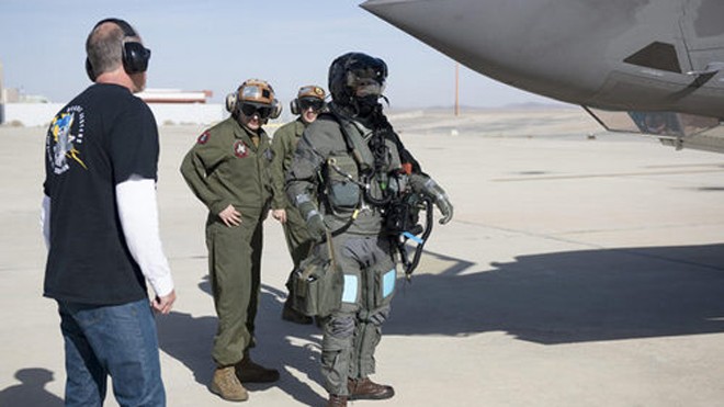 Phi công thử nghiệm đang mặc bộ đồ chống độc. Ảnh: Aviationist.