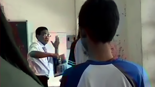 Thầy giáo và nữ sinh lớp 10 đánh nhau trong lớp. Ảnh: Cắt từ clip.