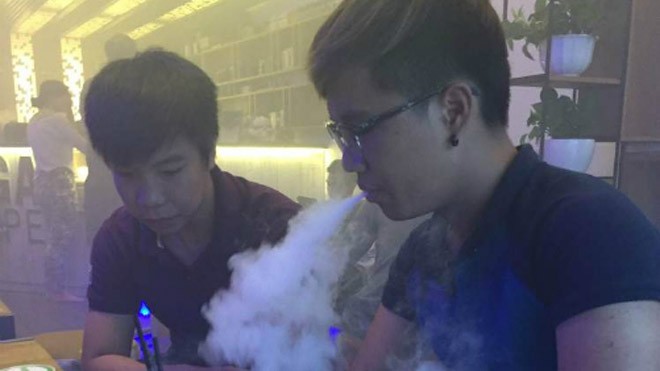 Một bạn trẻ ở Sài Gòn đang hút thuốc lá điện tử. Ảnh: H.N