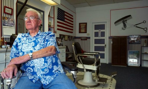 Gene Smallwood, chủ một tiệm hớt tóc ở Eaton Ảnh: AFP