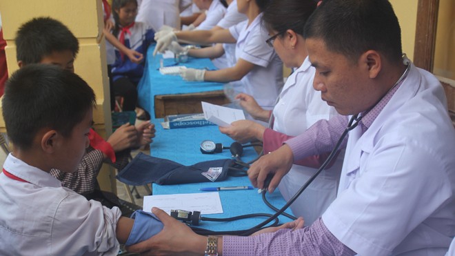 Nhân viên y tế Nghệ An ngày 22/2 đã khám cho gần 200 học sinh Hạnh Dịch (Quế Phong) nhưng không phát hiện thấy dấu hiệu bệnh viêm cầu thận cấp.