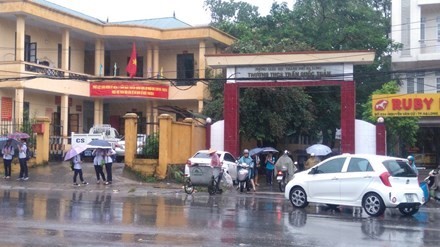 Rất nhiều thầy cô ở trường THCS Trần Quốc Toản và nhiều trường khác ở Hạ Long đã chờ hiến máu cứu học trò. Ảnh: Tiền Phong.