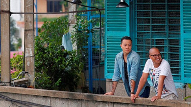 Đạo diễn Vũ Ngọc Đãng (phải) và diễn viên Lương Mạnh Hải trên hậu trường thực hiện Hot Boy nổi loạn phần 2. Ảnh: Đoàn làm phim cung cấp 