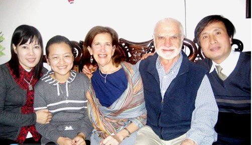 Vợ chồng GS.TS Chris Carolynn Maltas thăm gia đình sinh viên Tôn Hà Anh tại Hà Nội. Ảnh: Báo Hà Tĩnh.