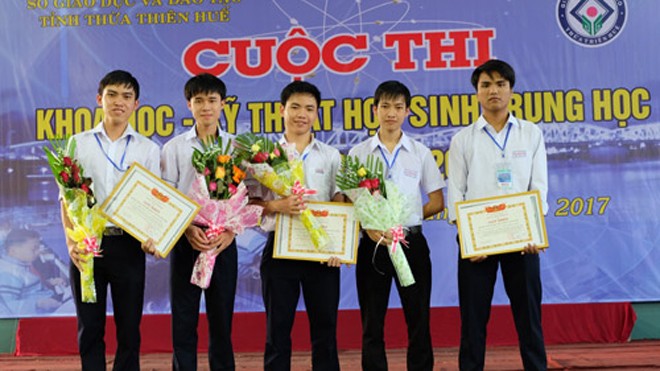 Nguyễn Hoàng Minh (ở giữa) nhận giải tại cuộc thi “Khoa học- kỹ thuật dành cho học sinh trung học năm học 2016-2017” do Sở Giáo dục và Đào tạo tỉnh Thừa Thiên Huế tổ chức - Ảnh: NVCC.