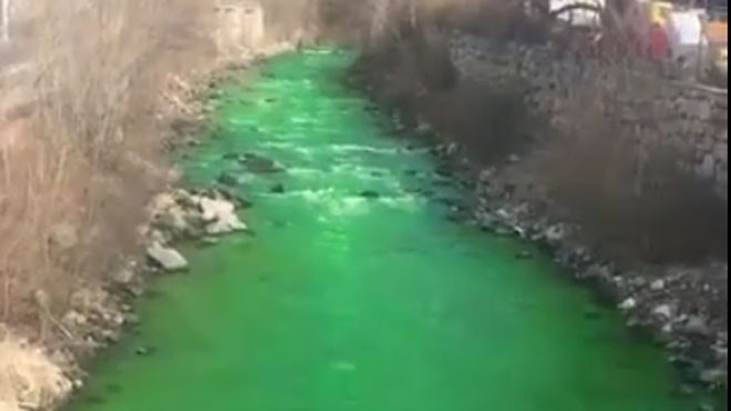 Sông Tây Ban Nha đổi màu xanh dạ quang bất thường 
