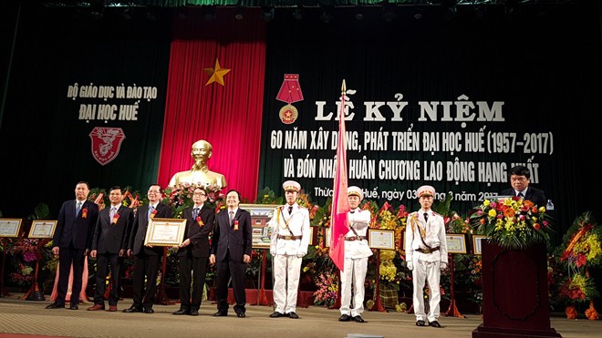 Thừa ủy quyền của Chủ tịch nước, Bộ trưởng Phùng Xuân Nhạ trao Huân chương Lao động hạng Nhất cho Đại học Huế. 