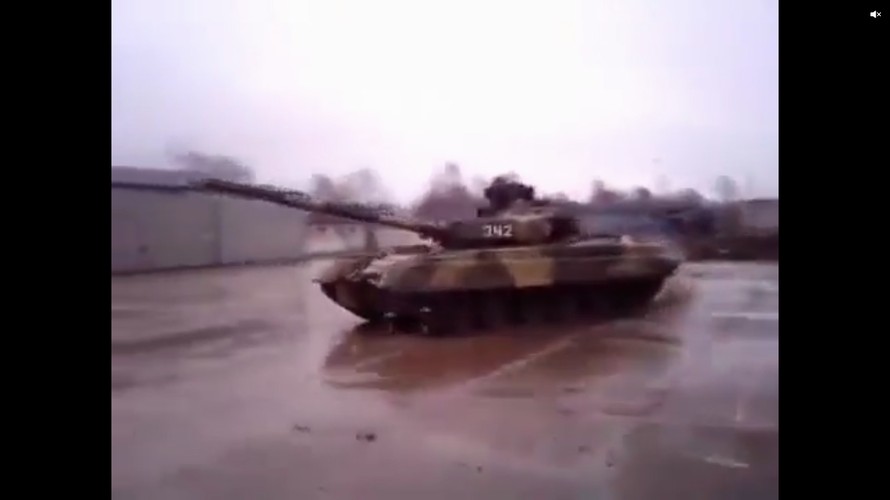 Xe tăng T-80 Nga biểu diễn xoay 180 độ, tóe lửa trên đường