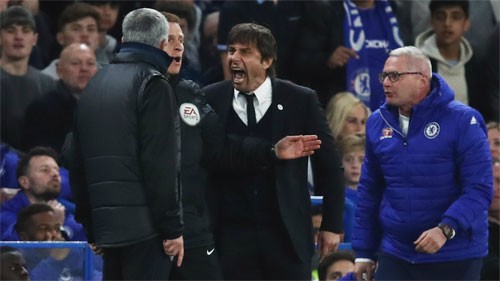 Chelsea bị phạm lỗi nhiều đến mức HLV Conte phải hò hét về phía Mourinho. Ảnh: Reuters
