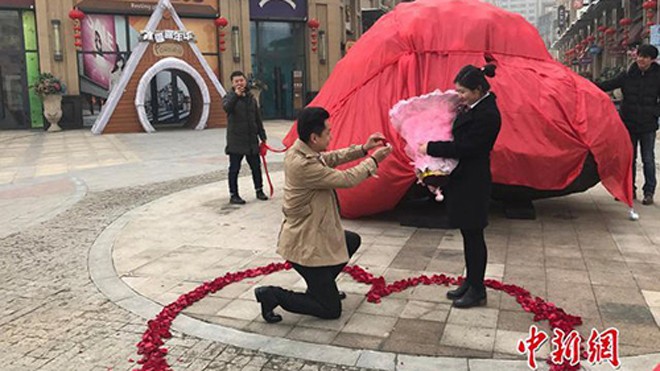 Liu Fei cầu hôn Wang Fangfang tại quảng trường thủ phu Urumqi, Tân Cương, Trung Quốc. Ảnh: China News