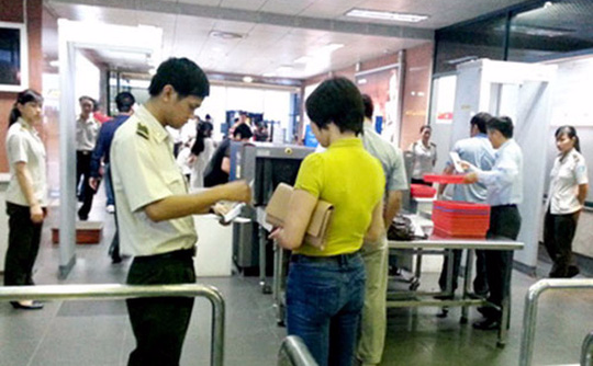 Kiểm tra giấy tờ tuỳ thân của hành khách đi máy bay tại sân bay quốc tế Nội Bài - Ảnh minh hoạ