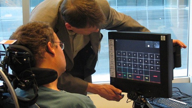 Công nghệ Eyegaze Edge giúp người bệnh giao tiếp bằng cách chớp mắt. (Ảnh: Wordpress).