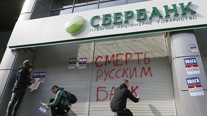 Radio Thế giới 24h: Ukraine trừng phạt 5 chi nhánh ngân hàng Nga
