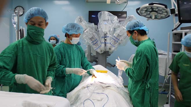 Bệnh nhân C. được robot phẫu thuật tại BV Bình Dân